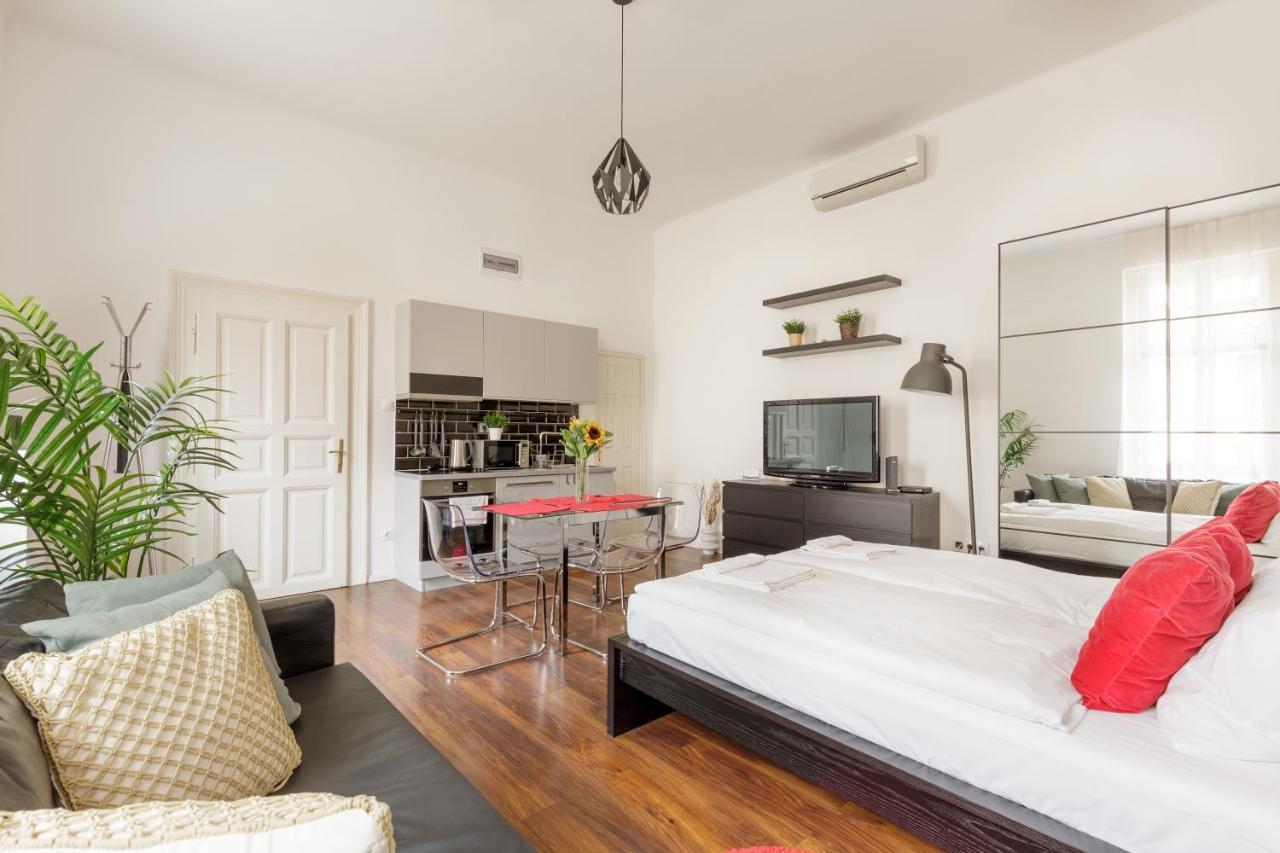 Red Dot Two - New Unit In The Heart Of Party Town Leilighet Budapest Eksteriør bilde